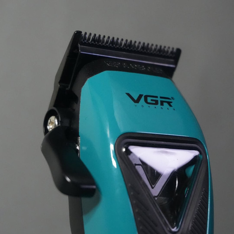ماشین اصلاح موی سر شارژی وی جی ار مدل V-035C 🔥 پک اصلی ارسال با پست پیشتاز 📦و تحویل فوری یک روزه به پست📥 ، همراه بسته بندی ضد ضربه 📦، محصول کاملآ پلمپ و وکیوم با جعبه سالم بدون آسیب 🎁و هفت روز ضمانت بازگشت وجه درصورت عدم رضایت 🔃✅